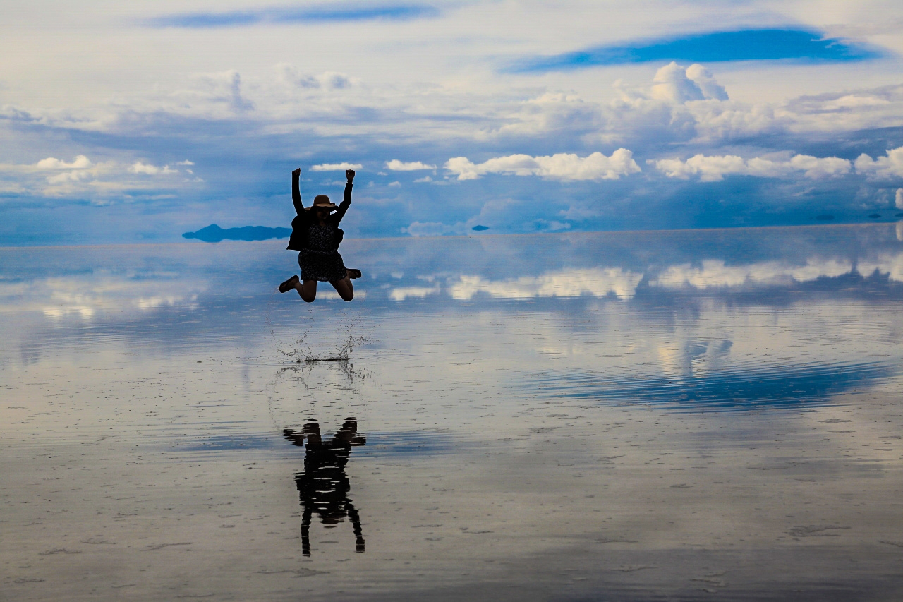 ウユニ塩湖　鏡張り　ボリビア　南米